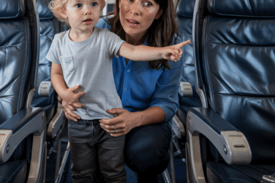 In that moment of wonder in the air, the boy’s innocent eyes suddenly lit up, staring straight ahead and shouting “Daddy!” excitedly. The mother looked at her son’s hand and was stunned.