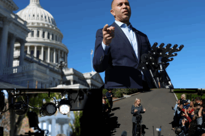 BREAKING: BOOM! Hakeem Jeffries just OBLITERATED Trump’s “sick” and “DEMENTED” press secretary Karolin Leavitt in a furious press conference!