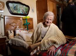 Durante cuarenta años acepté una regla que jamás me atreví a cuestionar: la bodega siempre cerrada de mi esposo. Después de su muerte, por primera vez reuní el valor para abrirla. Lo que encontré allí no fue un simple vestigio del pasado, sino una verdad guardada con extremo cuidado, una revelación silenciosa que transformó para siempre la manera en que entendí nuestro matrimonio, mi propia vida y todo aquello que creí conocer tras tantos años compartidos.