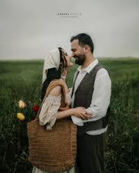 Decidió ocultar su rostro porque todos la veían como alguien diferente, y durante mucho tiempo nadie quiso acercarse para conocer su historia, hasta que un hombre se atrevió a mirarla con otros ojos y descubrió una verdad inesperada que transformó por completo su manera de entenderla