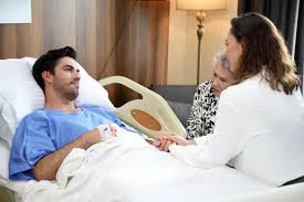 Mi padre arregló mi matrimonio con un millonario en estado de inconsciencia… pero la primera noche en su habitación ocurrió algo inesperado que cambió por completo lo que creía sobre él