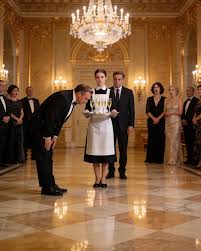 En su fiesta de promoción, te ves envuelto en la sombra mientras él se roba toda la atención junto a otra mujer que lleva una esmeralda heredada de tu abuela. Pero justo cuando todo parece desmoronarse, una repentina elección del director ejecutivo altera por completo el ambiente y revela una verdad que nadie jamás imaginó.