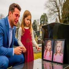 Cada semana visitaba la tumba de sus hijas, convencido de que todo había terminado para siempre… hasta que una niña desconocida se acercó y susurró una frase que lo dejó helado: “Señor, yo las veo jugar en su calle”. Lo que ocurrió después comenzó a poner en duda todo lo que él creía saber sobre aquella tragedia y sobre un secreto que nadie parecía dispuesto a explicar.